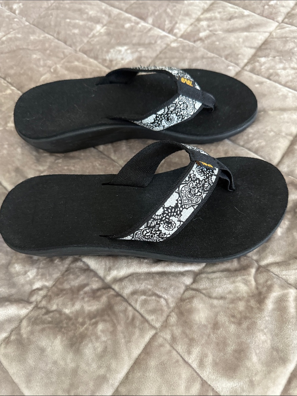 Teva Women’s Black Wedge Flip-Flop with White Paisley Straps Size 10 - Picture 2 of 7